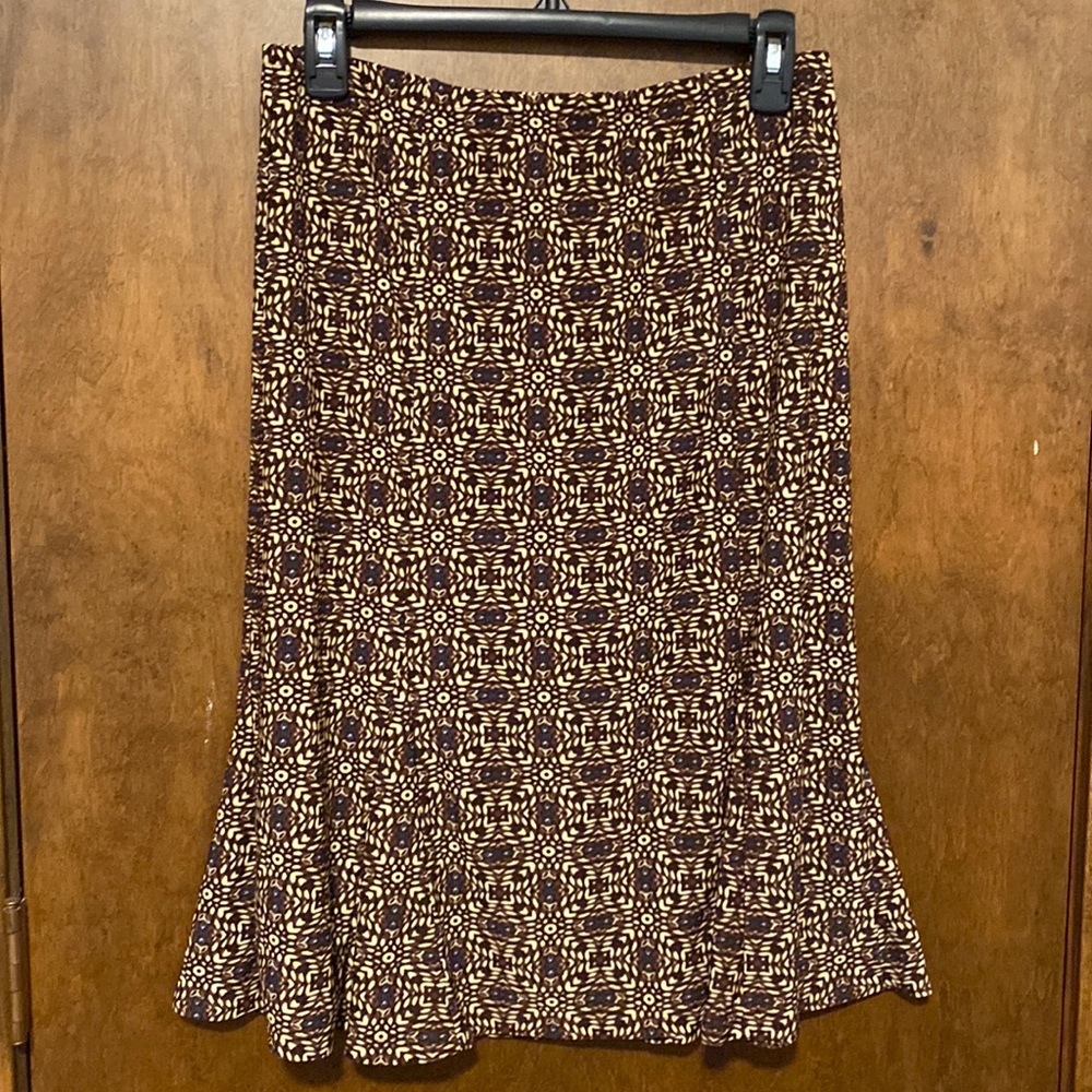 DUE PER DUE stretch skirt. Shades of brown with flowy hemline. Size medium.